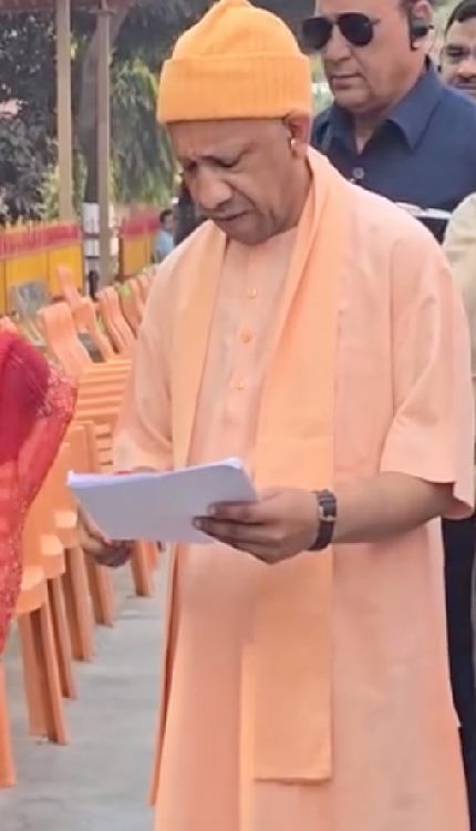 महिला का दर्द सुन Yogi को आया गुस्सा, बोले- परेशान करने वालों को जमानत नहीं मिलेगी